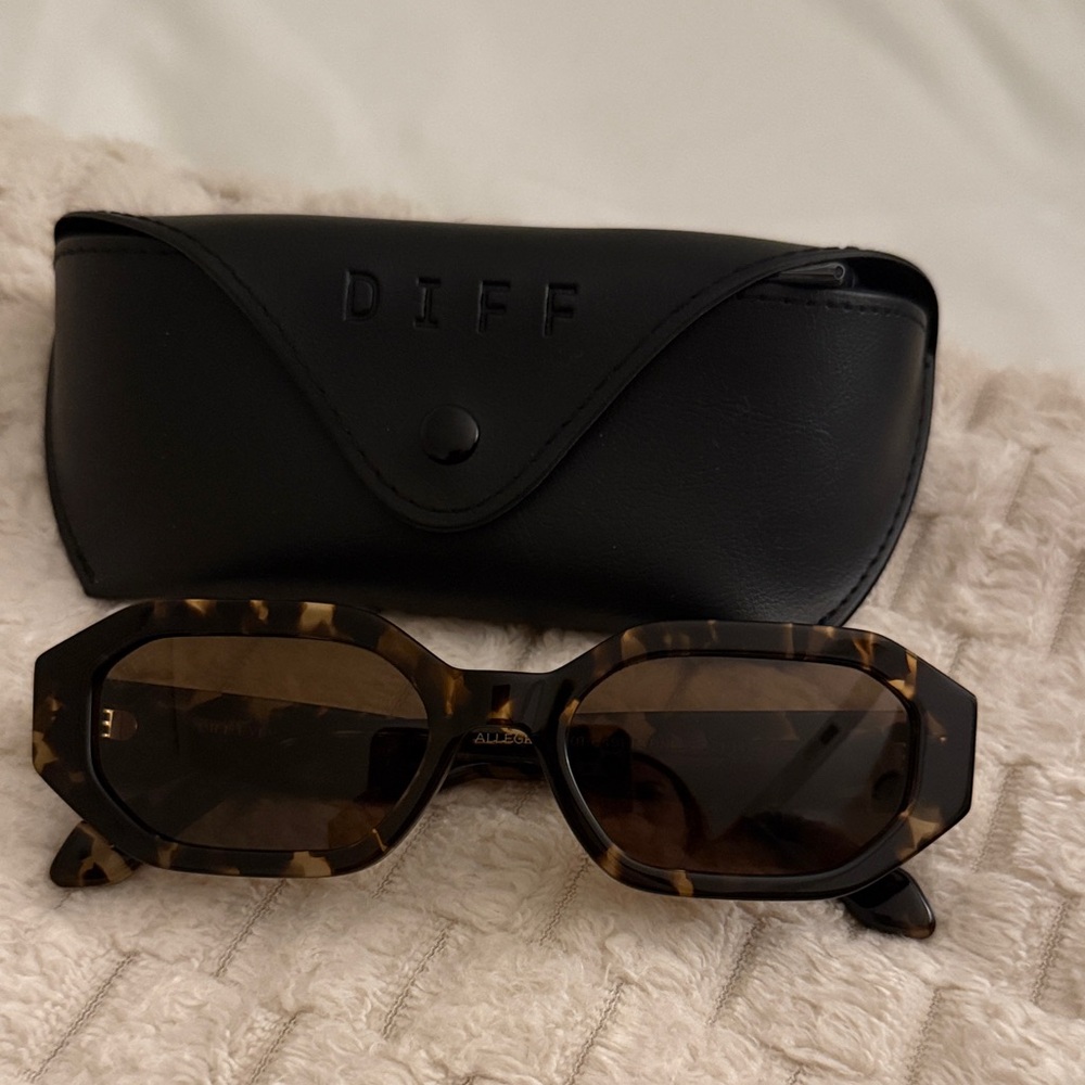 Diff Eyewear Tortoise Sunglasses with Black Case